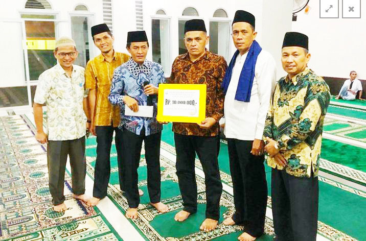 BANTUAN— TSR Pemkab Sijunjung menyerahkan bantuan kepada pengurus Masjid Baitul Makmur di Nagari Mundam Sakti, Kecamatan IV Nagari.