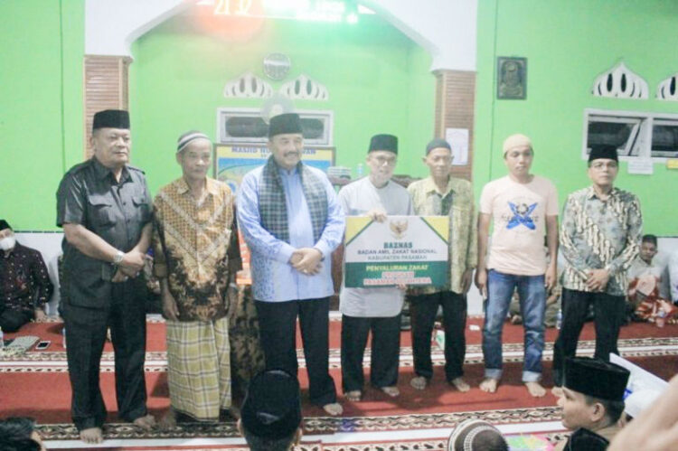 SERAHKAN--Bupati Pasaman Benny Utama saat menyerahkan bantuan pembangunan Masjid Nurul Ikhwan Kampuang Tongah, Jorong Petok Timur Nagari Panti Selatan Kecamatan Panti Pasaman.