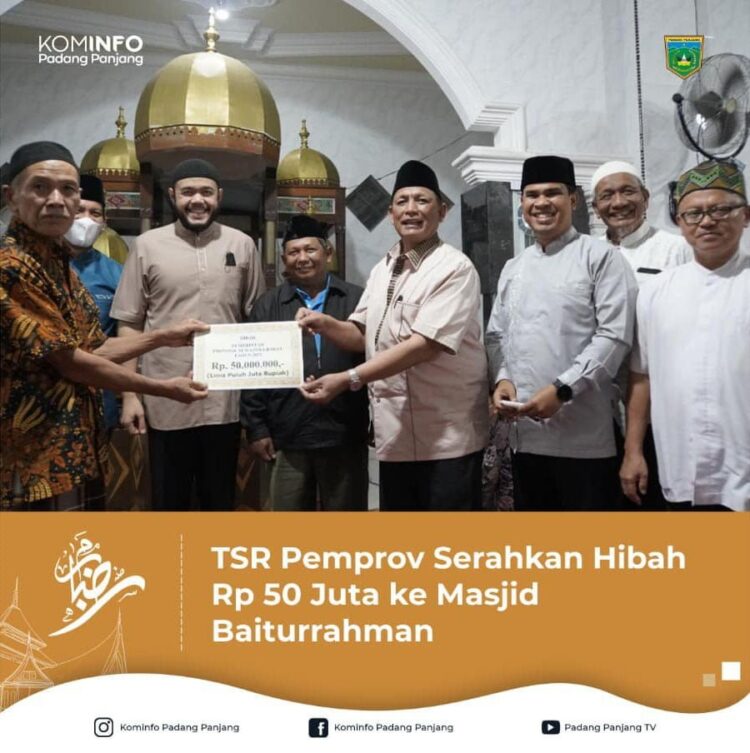 SERAHKAN BANTUAN MASJID— Didampingi Wali Kota, H. Fadly Amran, BBA Datuak Paduko Malano dan Sekretaris Daerah Kota, Sonny Budaya Putra, A.P, M.Si, TSR Pemprov serahkan bantuan sebesar Rp 50 juta untuk pembangunan di Masjid Baiturahman.