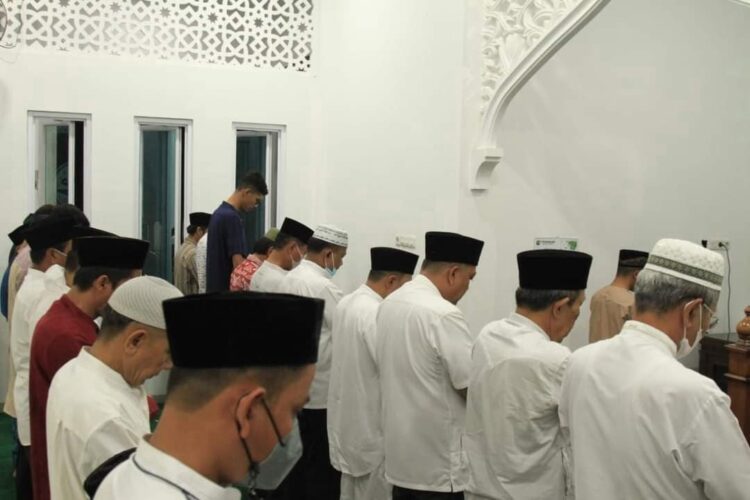 TARAWIH PERDANA— Bupati Tanahdatar Eka Putra  menjalankan  shalat tarawih perdana berjamah dengan masyarakat di Surau Jihad yang terletak di Jalan Bundo Kanduang Nagari Simpurut, Kecamatan Sungai Tarab.