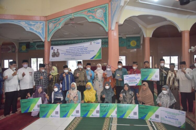 FOTO BERSAMA— Pemko Sawahlunto memasukkan tenaga keagamaan menjadi anggota peserta BPJS Ketenagakerjaan.