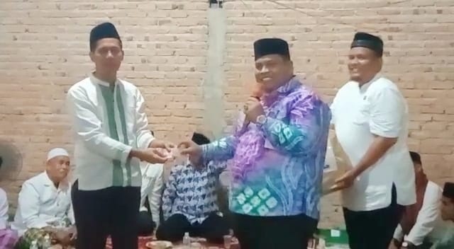 TSR—Bupati Padangpariaman Suhatri Bur serahkan bantuan saat kunjungan dari pelaksanaan Tim Safari Ramadhan (TSR) Pemkab Padangpariaman 2022.