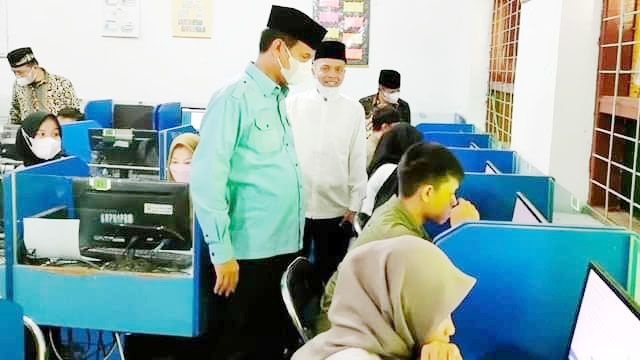 TINJAU UJIAN— Wali Kota Pariaman Genius Umar melakukan peninjauan saat seleksi ujian masuk Telkom University.