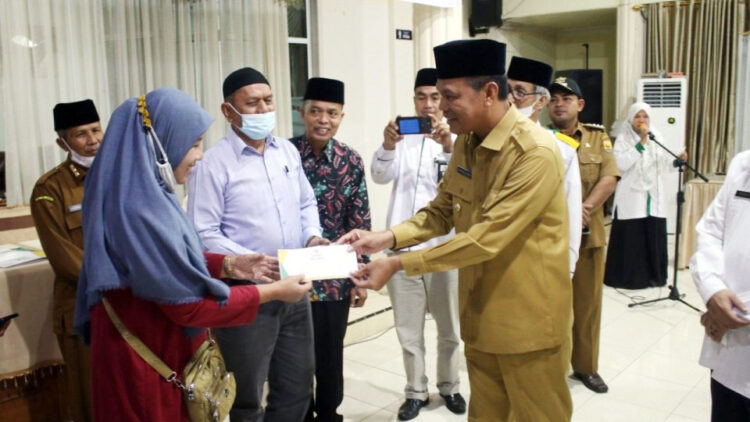 Badan Amil Zakat Nasional (Baznas) Kota Pariaman distribusikan zakat fitrah untuk program Pariaman taqwa , kepada Imam, Khatib, Bilal, Garin, Labai, Ubiyah, dan Guru MDTA se-Kota Pariaman.