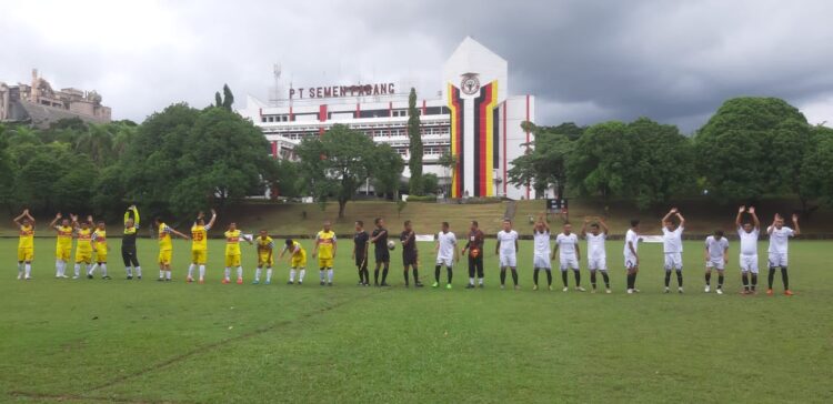 PARTAI SEMIFINAL— Tim kesebelasan IPRC  dan Persepal FC foto bersama sebelum berlaga semifinal Turnamen Sepak Bola Ramadhan, Verry Mulyadi Cup 2022.