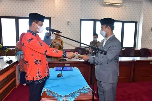 Wali Kota Pariaman H Genius Umar melantik dan mengambil sumpah jabatan pimpinan tinggi pratama alias pejabat struktural eselon II.