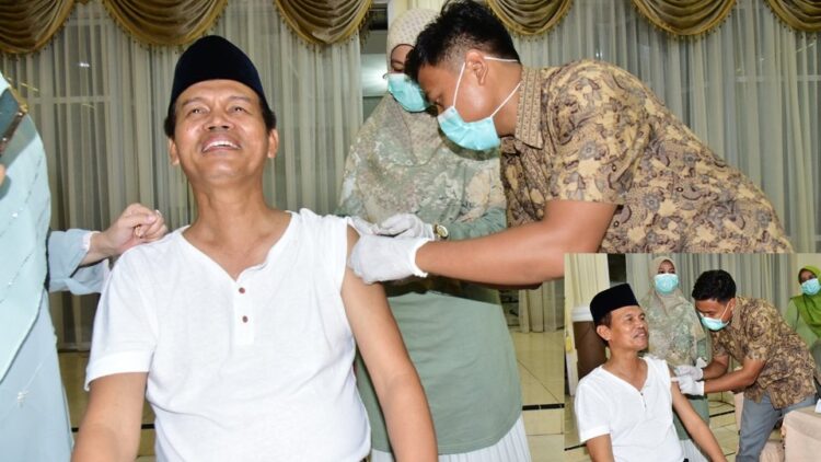 Vaksinasi Booster untuk Kekebalan Tubuh Manusia 1 Wali Kota Pariaman H Genius Umar, kemarin, mendapatkan suntikan vaksin boster oleh petugas dari Dinas Kesehatan Kota Pariaman.