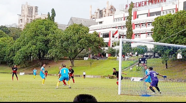 UNJUK KEBOLEHAN—Dua tim unjuk kebolehannya dalam pertandingan turnamen yang bertajuk Verry Mulyadi Ramadhan Cup, di Lapangan Cubadak Indarung, Padang.