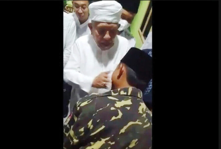 Viral Anggota Banser Ditampar Kiai 1 TAMPAR—Pimpinan Pondok Pesantren Daarul Rahman KH Syukron Makmun terlihat sedang menampar anggota banser.