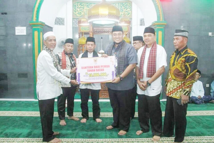 SERAHKAN BANTUAN— Wabup Tanahdatar Richi Aprian serahkan bantuan ada pengurus masjid.
