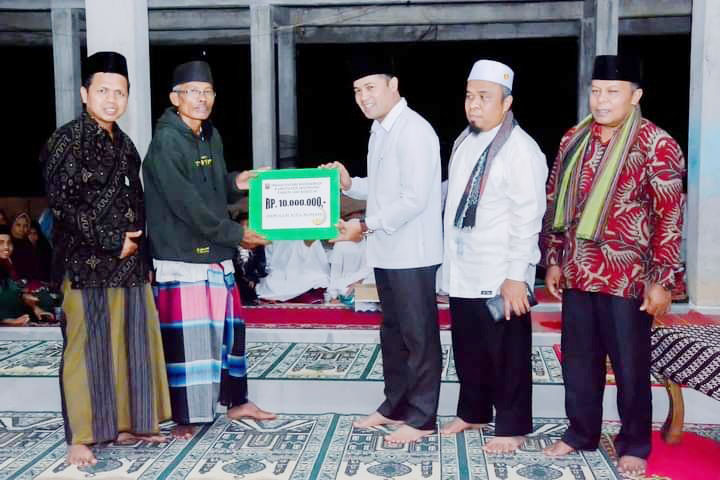 Wabup Iraddatillah Kunjungi Masjid Akbar di Nagari Aie Angek 1 SALURKAN BANTUAN—Wabup Sijunjng Iradatillah menyalurkan bantuan kepada pengurus Masjid Akbar Nagari Aie Angek.