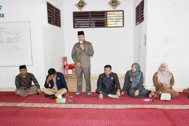 Wabup Sijunjung Bantu ke MTsS Pondok Pesantren Riadhus Sholihin, Pesantren Masih Butuh Dana Pembangunan 1 BANTUAN—Wabup Sijunjung Iradatillah menyalurkan bantuan ke MTsS Pondok Pesantren Riadhus Sholihin Jorong Koto Panjang Nagari Koto Baru, Kecamatan IV Nagari.