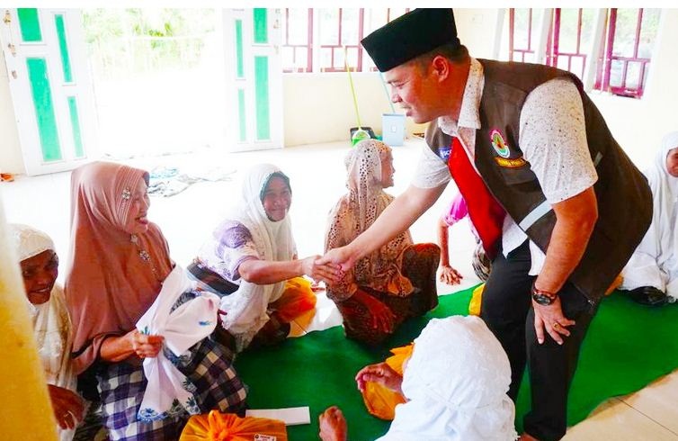 Wabup Sijunjung berbagi paket Sembako