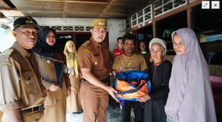 SALURKAN BANTUAN— Wabup Sijunjung Iraddatillah menyerahkan bantuan untuk korban kebakaran yang menimpa warga di Mundam Sakti.