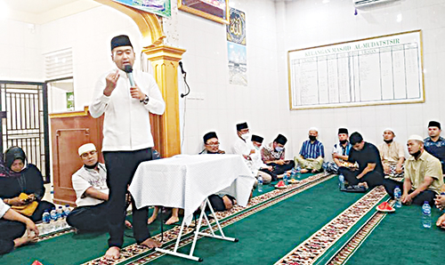 IMBAUAN— Wakil Gubernur Sumatera Barat Audy Joinaldy mengimbau masyarakat menyambut perantau Minangkabau maupun wisatawan untuk ramah, membuka diri dan ikhlas, saat Safari Ramadhan di Masjid Al Mudatsir, Lubeg.