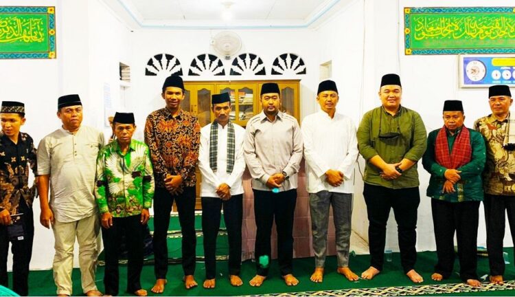 FOTO BERSAMA— Wagub Sumbar Audy Joinaldy foto bersama dengan pengurus mushalla usai menyerahkan bantuan di Mushola Al Furqan, Nagari Pakan Rabaa Selatan, Kecamatan Koto Parik Gadang di Ateh Solsel.