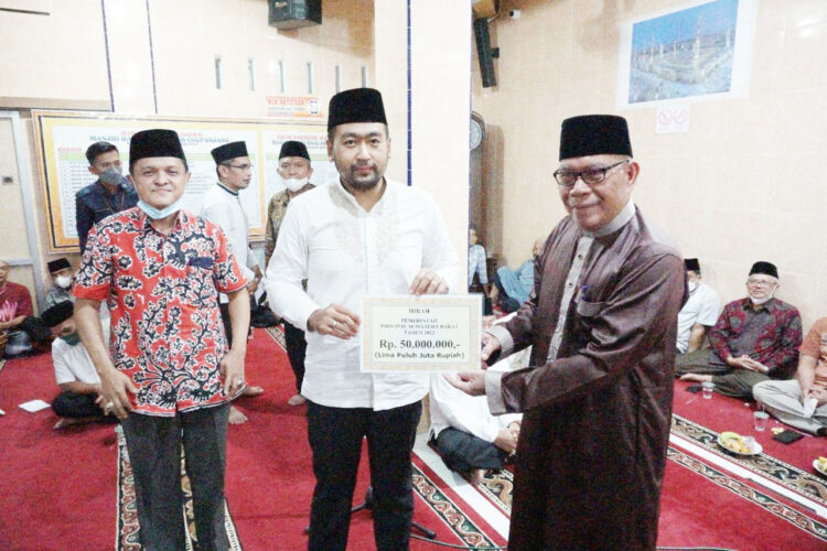 SERAHKAN BANTUAN—Wagub Sumbar Audy Joinaldy menyerahkan bantuan kepada pengurus Masjid Babussalam, Kelurahan Lubang Panjang, Kecamatan Baringin, Kota Sawahlunto.