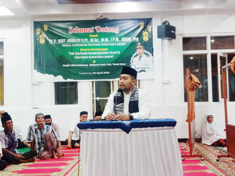 SAMBUTAN—Wakil Gubernur Sumatera Barat Audy Joinaldy beriksan sambutan saat kunjungannya kemarin.