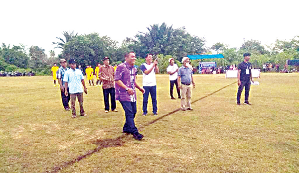 LIGA RAMADHAN— Wakil Ketua KONI Kota Padang Tri Putra Junaidi didampingi pembina sepakbola Kompak FC  Rustam Efendi melakukan tendangan bola pertama dimulai turnamen yang diikuti 18 klub tersebut, Kamis (7/4).