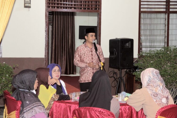 BUKA BERSAMA— Wakil Wali Kota Solok Ramadhani saat berbuka puasa bersama dengan Kwarcab Pramuka Kota Solok.