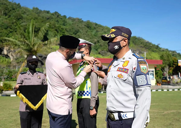 Wako Fadly Amran pasangkan pita kepada perwakilan petugas bertdanta dimulaiunya oiperasi singgalang 2022