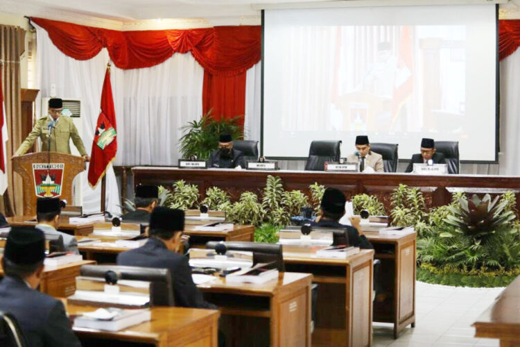 HANTARKAN LKPj-- Wali kota Bukittinggi Erman Safar menghantarkan LKPj anggaran tahun 2021 pada rapat paripurna istimewa DPRD.