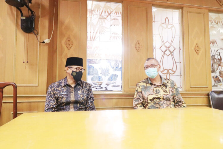 Wako Riza Falepi Bertemu Sandiaga Uno di Kota Bukittinggi 1 AKRAB—Wali Kota Payakumbuh, H Riza Falepi berbincang akrab dengan Menteri Pariwisata dan Ekonomi Kreatif Sandiaga Salahuddin Uno di Bukittinggi, baru-baru ini.