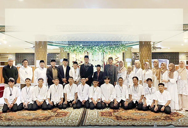 TARGETKAN— Walikota Bukittinggi Erman Safar foto bersama dengan panitia serta qori-qoriah dalam pembukaan MTQ di Masjid Syukra Ipuh Mandiangin. Dalam kesempatan itu, Erman menargetkan 2023 nanti Imam Masjid berasal dari Putra Asli Daerah (PAD) Kota Jam Gadang.
