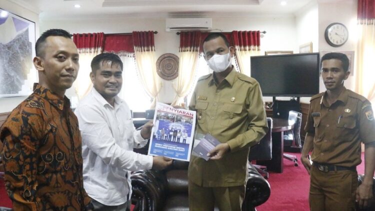 KUNJUNGAN — Wali Kota Pariaman Genius Umar saat menyambut Ketua KPID Provinsi Sumatera Barat Dasrul, kemarin.