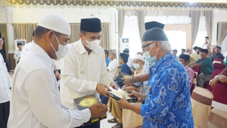 Untuk Kapalo Mudo dan Urang Tuo, Wali Kota Pariaman Serahkan Dana Bantuan