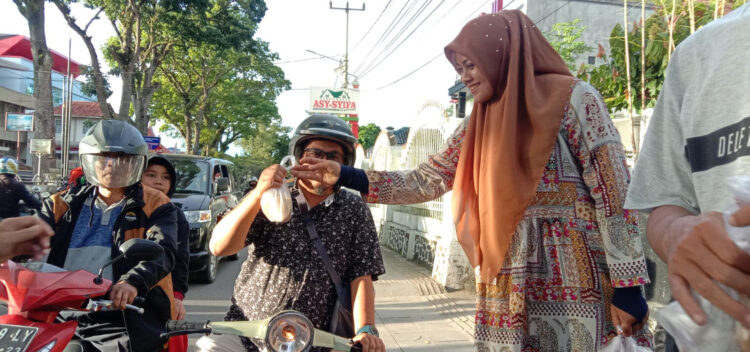 Belasan wartawan dari Bukittinggi Press Club (BPC) melakukan acara syukuran bersama pengusaha Andi "Sultan" asal Kota Bukittinggi Sumbar dengan cara berbagi menu takjil dan berbuka bersama, Selasa (26/4).