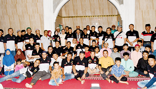 KEBAHAGIAAN IDUL FITRI— Puluhan anak yatim diabadikan bersama pengurus Teruci Chaprendang Sumatera Barat, usai kegiatan berbuka bersama dan pemberian tali asih jelang Idul Fitri, dengan anak yatim di Kelurahan Pampangan Nan XX Kecamatan Lubuk Begalung, di Masjid Taqwa Pampangan Nan XX.