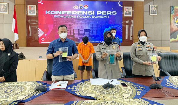Mahasiswa Nekat Jual Konten Pornografi di Aplikasi MiChat, Pasang Tarif Rp 150 Ribu, Miliki Ratusan Pelanggan 1 PERLIHATKAN BUKTI— Kasubdit V Cyber Crime Ditreskrimsus Polda Sumbar, Kompol Arie S Nugroho bersama Kasubbid Penmas, AKBP Afriyani memperlihatkan barang bukti hasil dari penangkapan mahasiswa yang memperjualbelikan konten pornografi.