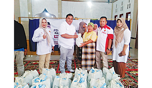 PAKET SEMBAKO— Ketua DPC Gerindra Padang Verry Mulyadi membagikan ribuan sembako dari Anggota DPR RI yang juga Ketua DPD Partai Gerindra Sumbar Andre Rosiade, mulai Selasa (26/4). Sembako dibagikan dari masjid ke masjid dan juga rumah-rumah warga.
