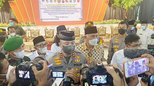 518 Pengikut Cabut Baiat dan Sumpah Setia kepada NKRI, Berasal dari 7 Daerah di Sumbar, Kapolda: Mereka akan Tetap Kami Pantau 1 SUMPAH SETIA— Sebanyak 518 pengikut NII melaksanakan cabut baiat masal dan bersumpah setia kepada NKRI di Gedung Nasional Maharajo Dirajo Kabupaten Tanahdatar, Jumat (29/4). Kapolda Sumbar, Irjen Pol Teddy Minahasa Putra
dan Gubernur Sumbar diwawancarai wartawan
usai acara cabut baiat.
