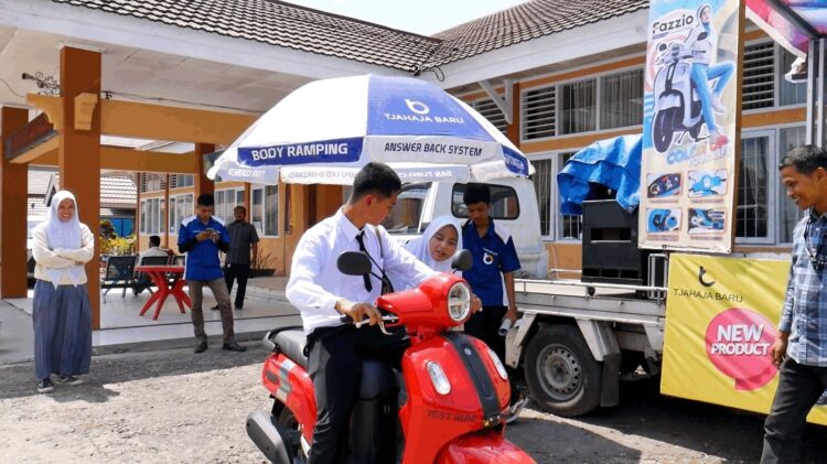 Yamaha Fazzio Jelajahi Sumbar 1 MENJAJAL-Konsumen mencoba mengendarai Yamaha Fazzio yang disediakan oleh Yamaha Tjahaja Baru.