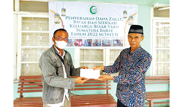 PENYERAHAN ZAKAT— Sekretaris Umum Yarsi Sumbar Anisral, secara simbolis menyerahkan zakat dan infak kepada masyarakat di Sekretariat Yarsi Sumbar, Kamis (28/4).