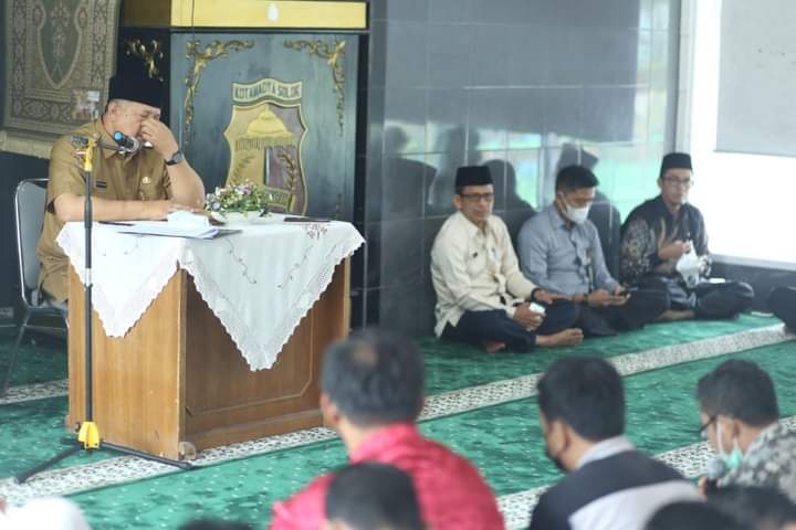 ARAHAN— Wali Kota Solok Zul Elfian memberikan arahan bagi CPNS terutama menyangkut persoalan nilai-nilai agama.