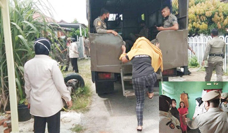 Panti Pijat Berkedok Salon Dirazia di Kota Padang, 3 Wanita Diamankan 1 DIAMANKAN— Salah seorang wanita diamankan petugas Satpol PP saat razia panti pijat berkedok salon, kemarin. Selain itu, petugas juga membawa barang bukti berupa kasur dari lokasi razia.