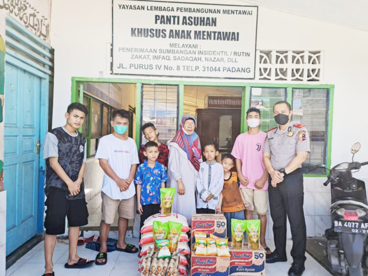 Jelang Lebaran, Kompol Albert Zai Serahkan Bantuan Sembako ke Panti Asuhan 1 SERAHKAN BANTUAN-Serdik Sespimmen 2022, Kompol Albert Zai menyerahkan bantuan Sembako, di Panti Asuhan Khusus Anak Mentawai.