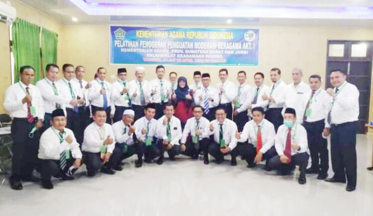 FOTO BERSAMA— Rektor UIN Imam Bonjol Padang Prof. Dr. Martin Kustati, M.Pd, foto bersama dengan para peserta usai memberikan materi di Balai Diklat Keagamaan (BDK) Padang, Selasa (12/4).