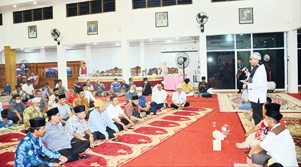 BUKA PUASA BERSAMA— Wali Kota Padang Hendri Septa memberikan sambutan saat buka puasa bersama dengan jajaran insan pers, di Rumah Dinas Wako, Rabu (6/4).