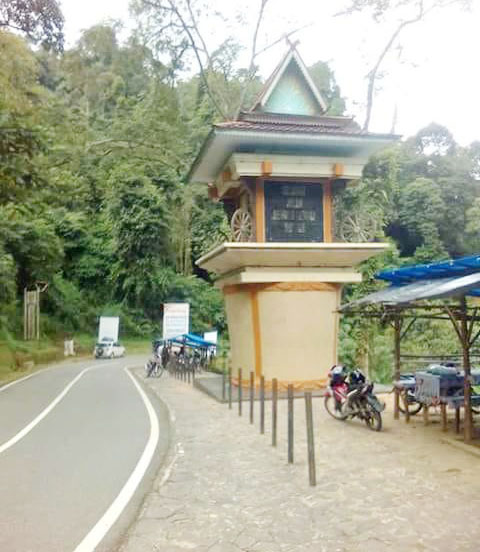 Jalan Tapan Pessel - Sungai Penuh Kerinci, Akan jadi Jalan Alternatif Pemudik tahun ini 1 Tugu perbatasan antara Tapan - Kabupaten Pessel, Sumbar dan Kabupaten Kerinci, Provinsi Jambi.