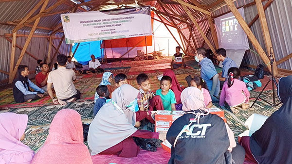 GIAT—Jurusan Teknik Elektro Unand melaksanakan kegiatan (giat) pengabdian masyarakat di posko pengungsian Timbo Abu, Pasaman Barat (Pasbar), Jumat (15/4).