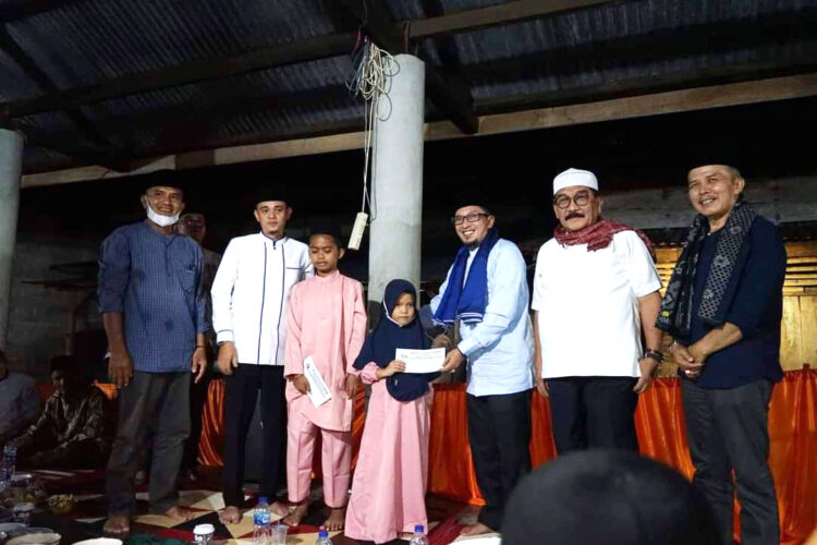 FOTO BERSAMA—Bupati Eka Putra, Shadiq Pasadigoe serta anak yatim foto bersama.