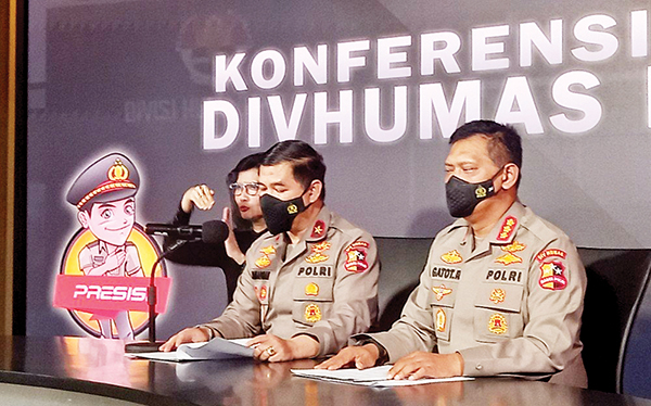 Terkait Jaringan NII, soal 77 Anak 13 Tahun, Polri Temukan Fakta Mencengangkan 1 KETERANGAN—Kepala Biro Penerangan Masyarakat (Karo Penmas) Divisi Humas Polri Brigjen Ahmad Ramadhan (tengah) saat memberi keterangan di Mabes Polri.