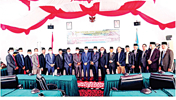 FOTO BERSAMA—Bupati Mentawai  dan Anggota DPRD Mentawai foto bersama usai sidang paripurna kemarin.