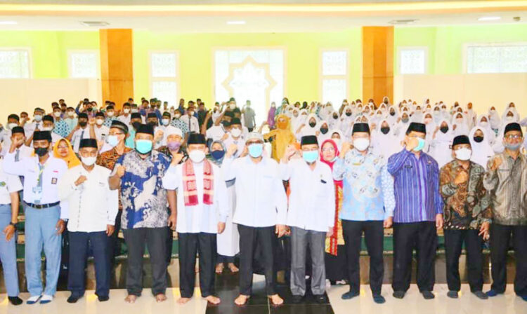 Wali Kota Padang Hendri Septa membuka secara resmi kegiatan Pesantren Ramadhan Khusus yang diikuti peserta didik pilihan tingkat SMA/SMK/MA se-Kota Padang di Masjid Agung Nurul Iman, Kamis pagi (7/4).