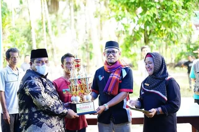 HADIAH—Bupati Padangpariaman Suhatri Bur serahkan hadiah kepada pemenang kontes kerbau.