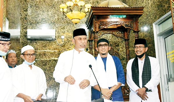KUNJUNGAN TSR— Gubernur Sumbar H. Mahyeldi Ansharullah, didampingi Wako Padang Hendri Septa saat Safari Ramadhan di Masjid Baitul Jihad, Komplek Filano Jaya 2, Kelurahan Kubu Dalam Parak Karakah, Kecamatan Padang Timur, Senin (18/4) lalu.